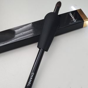 Brand New! CHANEL rounded eyeshadow brush